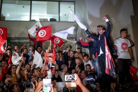 9 ocotbre 2019 : c'est à 19h30 que Nabil Karoui a quitté la prison de la Mornaguia après 46 jours de détention pour se rend ensuite au QG de son parti à Tunis, saluer ses collaborateurs et les quelques militants qui l'attendaient. C'est dans l'après midi que la Cour de cassation a ordonné sa libération immédiate suite au recours présenté par ses avocats. Nabil Karoui était incarcéré à la prison d'El Mornaguia depuis le 23 août dernier en vertu d'un mandat de dépôt livré par la Cour d'Appel de Tunis suite à une suspicion de blanchiment d'argent et d'évasion fiscale. Nabil Karoui est candidat au second tour de la Présidentielle, prévu dans 4 jours, et président du deuxième parti du pays, Qalb Tounès.