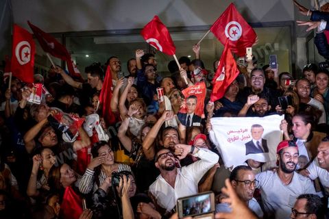 9 ocotbre 2019 : c'est à 19h30 que Nabil Karoui a quitté la prison de la Mornaguia après 46 jours de détention pour se rend ensuite au QG de son parti à Tunis, saluer ses collaborateurs et les quelques militants qui l'attendaient. C'est dans l'après midi que la Cour de cassation a ordonné sa libération immédiate suite au recours présenté par ses avocats. Nabil Karoui était incarcéré à la prison d'El Mornaguia depuis le 23 août dernier en vertu d'un mandat de dépôt livré par la Cour d'Appel de Tunis suite à une suspicion de blanchiment d'argent et d'évasion fiscale. Nabil Karoui est candidat au second tour de la Présidentielle, prévu dans 4 jours, et président du deuxième parti du pays, Qalb Tounès.