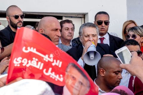 11 octobre 2019 : Premier et dernier jour de campagne pour Nabil Karoui, fraichement libéré de prison et candidat pour le second tour des présidentiels prévu ce dimanche 13 octobre. La campagne officielle termine ce soir à minuit, Nabil Karoui fait donc une tournée d'abord à Bizerte son fief natal puis à Tunis, ici dans un quartier populaire de Radès, banlieue sud de Tunis. Sa journée se terminera par un grand meeting à l'avenue Habib Bourguiba à Tunis puis par le débat à la télévision face à son adversaire Kasi Saied.