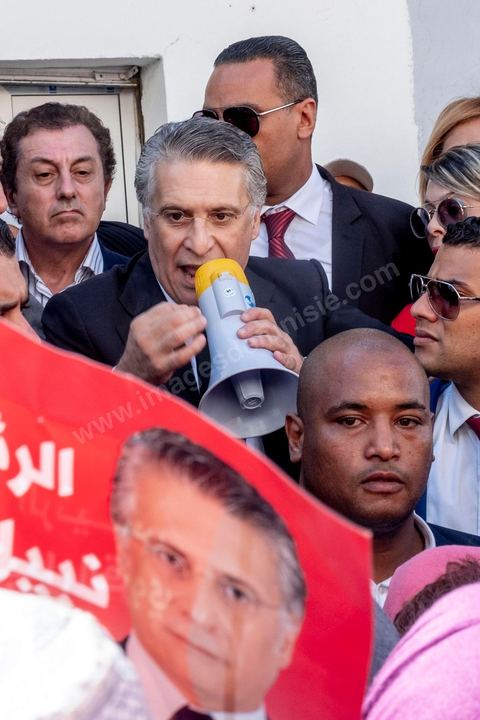 11 octobre 2019 : Premier et dernier jour de campagne pour Nabil Karoui, fraichement libéré de prison et candidat pour le second tour des présidentiels prévu ce dimanche 13 octobre. La campagne officielle termine ce soir à minuit, Nabil Karoui fait donc une tournée d'abord à Bizerte son fief natal puis à Tunis, ici dans un quartier populaire de Radès, banlieue sud de Tunis. Sa journée se terminera par un grand meeting à l'avenue Habib Bourguiba à Tunis puis par le débat à la télévision face à son adversaire Kasi Saied.