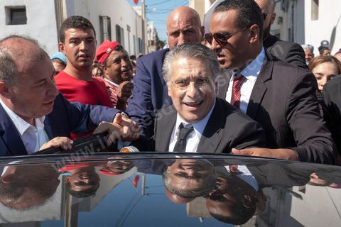 11 octobre 2019 : Premier et dernier jour de campagne pour Nabil Karoui, fraichement libéré de prison et candidat pour le second tour des présidentiels prévu ce dimanche 13 octobre. La campagne officielle termine ce soir à minuit, Nabil Karoui fait donc une tournée d'abord à Bizerte son fief natal puis à Tunis, ici dans un quartier populaire de Radès, banlieue sud de Tunis. Sa journée se terminera par un grand meeting à l'avenue Habib Bourguiba à Tunis puis par le débat à la télévision face à son adversaire Kasi Saied.