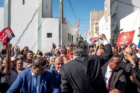 11 octobre 2019 : Premier et dernier jour de campagne pour Nabil Karoui, fraichement libéré de prison et candidat pour le second tour des présidentiels prévu ce dimanche 13 octobre. La campagne officielle termine ce soir à minuit, Nabil Karoui fait donc une tournée d'abord à Bizerte son fief natal puis à Tunis, ici dans un quartier populaire de Radès, banlieue sud de Tunis. Sa journée se terminera par un grand meeting à l'avenue Habib Bourguiba à Tunis puis par le débat à la télévision face à son adversaire Kasi Saied.