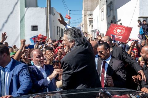 11 octobre 2019 : Premier et dernier jour de campagne pour Nabil Karoui, fraichement libéré de prison et candidat pour le second tour des présidentiels prévu ce dimanche 13 octobre. La campagne officielle termine ce soir à minuit, Nabil Karoui fait donc une tournée d'abord à Bizerte son fief natal puis à Tunis, ici dans un quartier populaire de Radès, banlieue sud de Tunis. Sa journée se terminera par un grand meeting à l'avenue Habib Bourguiba à Tunis puis par le débat à la télévision face à son adversaire Kasi Saied.