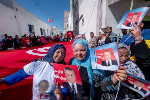 11 octobre 2019 : Premier et dernier jour de campagne pour Nabil Karoui, fraichement libéré de prison et candidat pour le second tour des présidentiels prévu ce dimanche 13 octobre. La campagne officielle termine ce soir à minuit, Nabil Karoui fait donc une tournée d'abord à Bizerte son fief natal puis à Tunis, ici dans un quartier populaire de Radès, banlieue sud de Tunis. Sa journée se terminera par un grand meeting à l'avenue Habib Bourguiba à Tunis puis par le débat à la télévision face à son adversaire Kasi Saied.