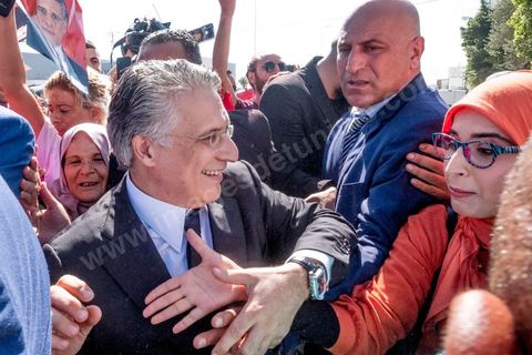 11 octobre 2019 : Premier et dernier jour de campagne pour Nabil Karoui, fraichement libéré de prison et candidat pour le second tour des présidentiels prévu ce dimanche 13 octobre. La campagne officielle termine ce soir à minuit, Nabil Karoui fait donc une tournée d'abord à Bizerte son fief natal puis à Tunis, ici dans un quartier populaire de Radès, banlieue sud de Tunis. Sa journée se terminera par un grand meeting à l'avenue Habib Bourguiba à Tunis puis par le débat à la télévision face à son adversaire Kasi Saied.