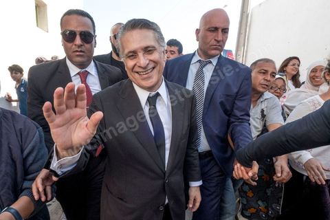 11 octobre 2019 : Premier et dernier jour de campagne pour Nabil Karoui, fraichement libéré de prison et candidat pour le second tour des présidentiels prévu ce dimanche 13 octobre. La campagne officielle termine ce soir à minuit, Nabil Karoui fait donc une tournée d'abord à Bizerte son fief natal puis à Tunis, ici dans un quartier populaire de Radès, banlieue sud de Tunis. Sa journée se terminera par un grand meeting à l'avenue Habib Bourguiba à Tunis puis par le débat à la télévision face à son adversaire Kasi Saied.