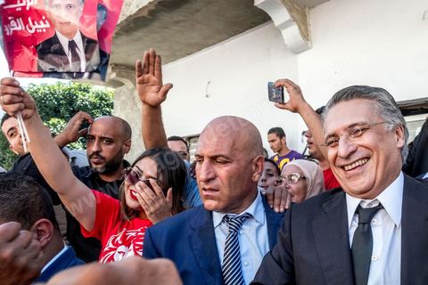 11 octobre 2019 : Premier et dernier jour de campagne pour Nabil Karoui, fraichement libéré de prison et candidat pour le second tour des présidentiels prévu ce dimanche 13 octobre. La campagne officielle termine ce soir à minuit, Nabil Karoui fait donc une tournée d'abord à Bizerte son fief natal puis à Tunis, ici dans un quartier populaire de Radès, banlieue sud de Tunis. Sa journée se terminera par un grand meeting à l'avenue Habib Bourguiba à Tunis puis par le débat à la télévision face à son adversaire Kasi Saied.