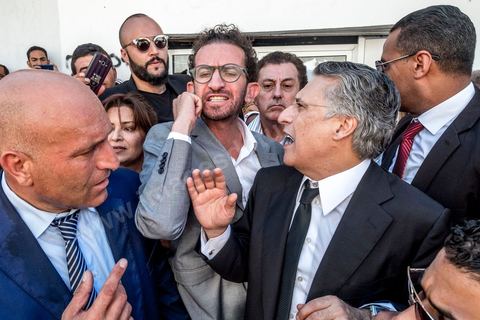 11 octobre 2019 : Premier et dernier jour de campagne pour Nabil Karoui, fraichement libéré de prison et candidat pour le second tour des présidentiels prévu ce dimanche 13 octobre. La campagne officielle termine ce soir à minuit, Nabil Karoui fait donc une tournée d'abord à Bizerte son fief natal puis à Tunis, ici dans un quartier populaire de Radès, banlieue sud de Tunis. Sa journée se terminera par un grand meeting à l'avenue Habib Bourguiba à Tunis puis par le débat à la télévision face à son adversaire Kasi Saied.