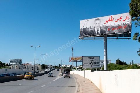 11 octobre 2019 : Premier et dernier jour de campagne pour Nabil Karoui, fraichement libéré de prison et candidat pour le second tour des présidentiels prévu ce dimanche 13 octobre. La campagne officielle termine ce soir à minuit, Nabil Karoui fait donc une tournée d'abord à Bizerte son fief natal puis à Tunis, ici dans un quartier populaire de Radès, banlieue sud de Tunis. Sa journée se terminera par un grand meeting à l'avenue Habib Bourguiba à Tunis puis par le débat à la télévision face à son adversaire Kasi Saied.