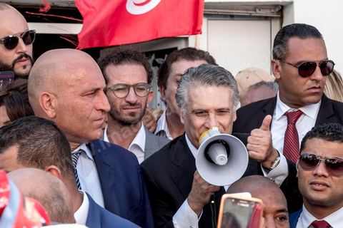 11 octobre 2019 : Premier et dernier jour de campagne pour Nabil Karoui, fraichement libéré de prison et candidat pour le second tour des présidentiels prévu ce dimanche 13 octobre. La campagne officielle termine ce soir à minuit, Nabil Karoui fait donc une tournée d'abord à Bizerte son fief natal puis à Tunis, ici dans un quartier populaire de Radès, banlieue sud de Tunis. Sa journée se terminera par un grand meeting à l'avenue Habib Bourguiba à Tunis puis par le débat à la télévision face à son adversaire Kasi Saied.