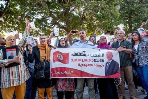 11 octobre 2019 : en ce dernier jour de campagne officielle pour le second tour des éléctions présidentielles, les bénévoles et militants du candidat indépendant et atypique de Kais Saied se sont réunis par milliers sur l'avenue Habib Bourguiba. Chants et discours pour soutenir leur candidat qui n'a pas fait de sortie cette semaine et a laissé ses partisans faire campagne pour lui. Kais Saied a fini premier au 1er tour des élections et profite du soutien des principaux partis qui ont appelés à voter pour lui comme Ennahdha, Al Karama, ou encore Attayr, il est donc favori pour le second tour au vu des reports de voix. 