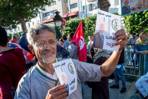 11 octobre 2019 : en ce dernier jour de campagne officielle pour le second tour des éléctions présidentielles, les bénévoles et militants du candidat indépendant et atypique de Kais Saied se sont réunis par milliers sur l'avenue Habib Bourguiba. Chants et discours pour soutenir leur candidat qui n'a pas fait de sortie cette semaine et a laissé ses partisans faire campagne pour lui. Kais Saied a fini premier au 1er tour des élections et profite du soutien des principaux partis qui ont appelés à voter pour lui comme Ennahdha, Al Karama, ou encore Attayr, il est donc favori pour le second tour au vu des reports de voix. 