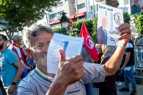 11 octobre 2019 : en ce dernier jour de campagne officielle pour le second tour des éléctions présidentielles, les bénévoles et militants du candidat indépendant et atypique de Kais Saied se sont réunis par milliers sur l'avenue Habib Bourguiba. Chants et discours pour soutenir leur candidat qui n'a pas fait de sortie cette semaine et a laissé ses partisans faire campagne pour lui. Kais Saied a fini premier au 1er tour des élections et profite du soutien des principaux partis qui ont appelés à voter pour lui comme Ennahdha, Al Karama, ou encore Attayr, il est donc favori pour le second tour au vu des reports de voix. 