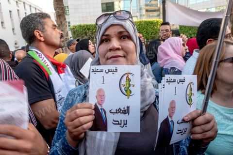 11 octobre 2019 : en ce dernier jour de campagne officielle pour le second tour des éléctions présidentielles, les bénévoles et militants du candidat indépendant et atypique de Kais Saied se sont réunis par milliers sur l'avenue Habib Bourguiba. Chants et discours pour soutenir leur candidat qui n'a pas fait de sortie cette semaine et a laissé ses partisans faire campagne pour lui. Kais Saied a fini premier au 1er tour des élections et profite du soutien des principaux partis qui ont appelés à voter pour lui comme Ennahdha, Al Karama, ou encore Attayr, il est donc favori pour le second tour au vu des reports de voix. 