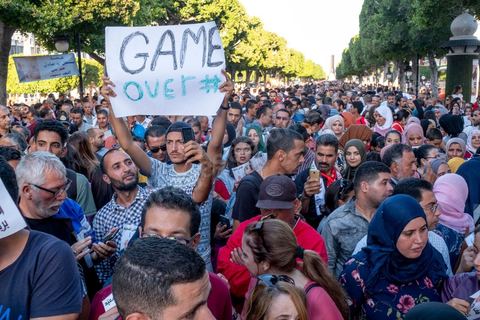 11 octobre 2019 : en ce dernier jour de campagne officielle pour le second tour des éléctions présidentielles, les bénévoles et militants du candidat indépendant et atypique de Kais Saied se sont réunis par milliers sur l'avenue Habib Bourguiba. Chants et discours pour soutenir leur candidat qui n'a pas fait de sortie cette semaine et a laissé ses partisans faire campagne pour lui. Kais Saied a fini premier au 1er tour des élections et profite du soutien des principaux partis qui ont appelés à voter pour lui comme Ennahdha, Al Karama, ou encore Attayr, il est donc favori pour le second tour au vu des reports de voix. 