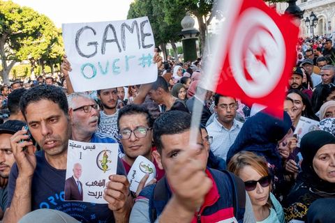 11 octobre 2019 : en ce dernier jour de campagne officielle pour le second tour des éléctions présidentielles, les bénévoles et militants du candidat indépendant et atypique de Kais Saied se sont réunis par milliers sur l'avenue Habib Bourguiba. Chants et discours pour soutenir leur candidat qui n'a pas fait de sortie cette semaine et a laissé ses partisans faire campagne pour lui. Kais Saied a fini premier au 1er tour des élections et profite du soutien des principaux partis qui ont appelés à voter pour lui comme Ennahdha, Al Karama, ou encore Attayr, il est donc favori pour le second tour au vu des reports de voix. 