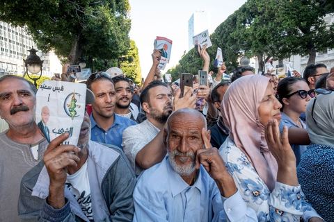 11 octobre 2019 : en ce dernier jour de campagne officielle pour le second tour des éléctions présidentielles, les bénévoles et militants du candidat indépendant et atypique de Kais Saied se sont réunis par milliers sur l'avenue Habib Bourguiba. Chants et discours pour soutenir leur candidat qui n'a pas fait de sortie cette semaine et a laissé ses partisans faire campagne pour lui. Kais Saied a fini premier au 1er tour des élections et profite du soutien des principaux partis qui ont appelés à voter pour lui comme Ennahdha, Al Karama, ou encore Attayr, il est donc favori pour le second tour au vu des reports de voix. 