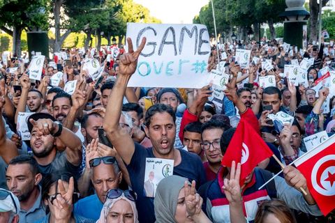 11 octobre 2019 : en ce dernier jour de campagne officielle pour le second tour des éléctions présidentielles, les bénévoles et militants du candidat indépendant et atypique de Kais Saied se sont réunis par milliers sur l'avenue Habib Bourguiba. Chants et discours pour soutenir leur candidat qui n'a pas fait de sortie cette semaine et a laissé ses partisans faire campagne pour lui. Kais Saied a fini premier au 1er tour des élections et profite du soutien des principaux partis qui ont appelés à voter pour lui comme Ennahdha, Al Karama, ou encore Attayr, il est donc favori pour le second tour au vu des reports de voix. 