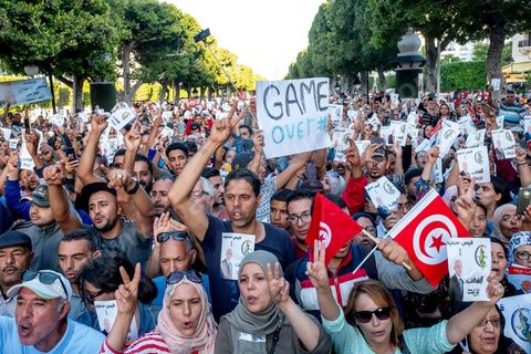 11 octobre 2019 : en ce dernier jour de campagne officielle pour le second tour des éléctions présidentielles, les bénévoles et militants du candidat indépendant et atypique de Kais Saied se sont réunis par milliers sur l'avenue Habib Bourguiba. Chants et discours pour soutenir leur candidat qui n'a pas fait de sortie cette semaine et a laissé ses partisans faire campagne pour lui. Kais Saied a fini premier au 1er tour des élections et profite du soutien des principaux partis qui ont appelés à voter pour lui comme Ennahdha, Al Karama, ou encore Attayr, il est donc favori pour le second tour au vu des reports de voix. 