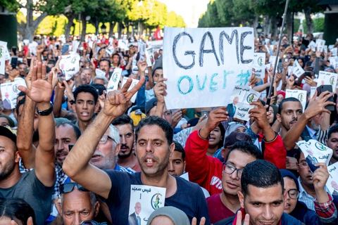 11 octobre 2019 : en ce dernier jour de campagne officielle pour le second tour des éléctions présidentielles, les bénévoles et militants du candidat indépendant et atypique de Kais Saied se sont réunis par milliers sur l'avenue Habib Bourguiba. Chants et discours pour soutenir leur candidat qui n'a pas fait de sortie cette semaine et a laissé ses partisans faire campagne pour lui. Kais Saied a fini premier au 1er tour des élections et profite du soutien des principaux partis qui ont appelés à voter pour lui comme Ennahdha, Al Karama, ou encore Attayr, il est donc favori pour le second tour au vu des reports de voix. 
