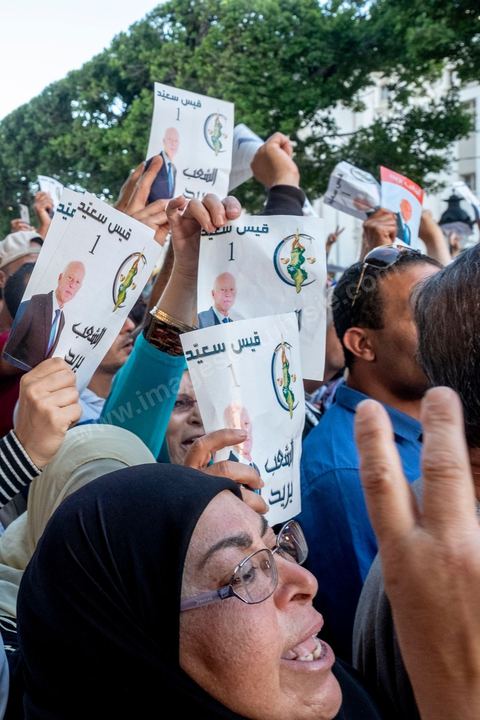 11 octobre 2019 : en ce dernier jour de campagne officielle pour le second tour des éléctions présidentielles, les bénévoles et militants du candidat indépendant et atypique de Kais Saied se sont réunis par milliers sur l'avenue Habib Bourguiba. Chants et discours pour soutenir leur candidat qui n'a pas fait de sortie cette semaine et a laissé ses partisans faire campagne pour lui. Kais Saied a fini premier au 1er tour des élections et profite du soutien des principaux partis qui ont appelés à voter pour lui comme Ennahdha, Al Karama, ou encore Attayr, il est donc favori pour le second tour au vu des reports de voix. 