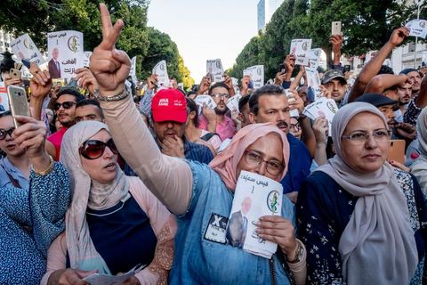 11 octobre 2019 : en ce dernier jour de campagne officielle pour le second tour des éléctions présidentielles, les bénévoles et militants du candidat indépendant et atypique de Kais Saied se sont réunis par milliers sur l'avenue Habib Bourguiba. Chants et discours pour soutenir leur candidat qui n'a pas fait de sortie cette semaine et a laissé ses partisans faire campagne pour lui. Kais Saied a fini premier au 1er tour des élections et profite du soutien des principaux partis qui ont appelés à voter pour lui comme Ennahdha, Al Karama, ou encore Attayr, il est donc favori pour le second tour au vu des reports de voix. 