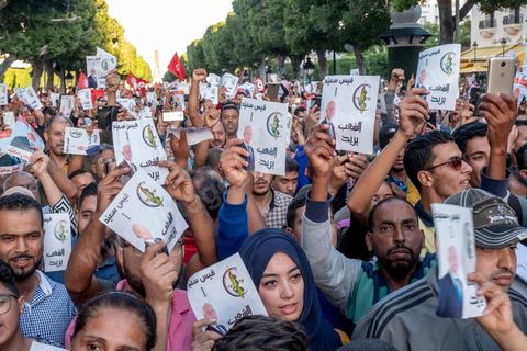 11 octobre 2019 : en ce dernier jour de campagne officielle pour le second tour des éléctions présidentielles, les bénévoles et militants du candidat indépendant et atypique de Kais Saied se sont réunis par milliers sur l'avenue Habib Bourguiba. Chants et discours pour soutenir leur candidat qui n'a pas fait de sortie cette semaine et a laissé ses partisans faire campagne pour lui. Kais Saied a fini premier au 1er tour des élections et profite du soutien des principaux partis qui ont appelés à voter pour lui comme Ennahdha, Al Karama, ou encore Attayr, il est donc favori pour le second tour au vu des reports de voix. 