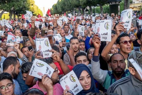 11 octobre 2019 : en ce dernier jour de campagne officielle pour le second tour des éléctions présidentielles, les bénévoles et militants du candidat indépendant et atypique de Kais Saied se sont réunis par milliers sur l'avenue Habib Bourguiba. Chants et discours pour soutenir leur candidat qui n'a pas fait de sortie cette semaine et a laissé ses partisans faire campagne pour lui. Kais Saied a fini premier au 1er tour des élections et profite du soutien des principaux partis qui ont appelés à voter pour lui comme Ennahdha, Al Karama, ou encore Attayr, il est donc favori pour le second tour au vu des reports de voix. 