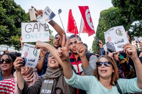 11 octobre 2019 : en ce dernier jour de campagne officielle pour le second tour des éléctions présidentielles, les bénévoles et militants du candidat indépendant et atypique de Kais Saied se sont réunis par milliers sur l'avenue Habib Bourguiba. Chants et discours pour soutenir leur candidat qui n'a pas fait de sortie cette semaine et a laissé ses partisans faire campagne pour lui. Kais Saied a fini premier au 1er tour des élections et profite du soutien des principaux partis qui ont appelés à voter pour lui comme Ennahdha, Al Karama, ou encore Attayr, il est donc favori pour le second tour au vu des reports de voix. 