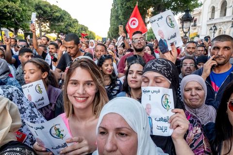 11 octobre 2019 : en ce dernier jour de campagne officielle pour le second tour des éléctions présidentielles, les bénévoles et militants du candidat indépendant et atypique de Kais Saied se sont réunis par milliers sur l'avenue Habib Bourguiba. Chants et discours pour soutenir leur candidat qui n'a pas fait de sortie cette semaine et a laissé ses partisans faire campagne pour lui. Kais Saied a fini premier au 1er tour des élections et profite du soutien des principaux partis qui ont appelés à voter pour lui comme Ennahdha, Al Karama, ou encore Attayr, il est donc favori pour le second tour au vu des reports de voix. 