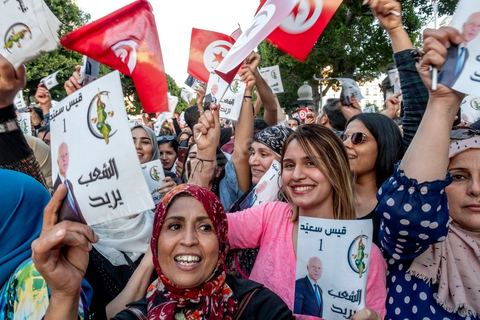 11 octobre 2019 : en ce dernier jour de campagne officielle pour le second tour des éléctions présidentielles, les bénévoles et militants du candidat indépendant et atypique de Kais Saied se sont réunis par milliers sur l'avenue Habib Bourguiba. Chants et discours pour soutenir leur candidat qui n'a pas fait de sortie cette semaine et a laissé ses partisans faire campagne pour lui. Kais Saied a fini premier au 1er tour des élections et profite du soutien des principaux partis qui ont appelés à voter pour lui comme Ennahdha, Al Karama, ou encore Attayr, il est donc favori pour le second tour au vu des reports de voix. 