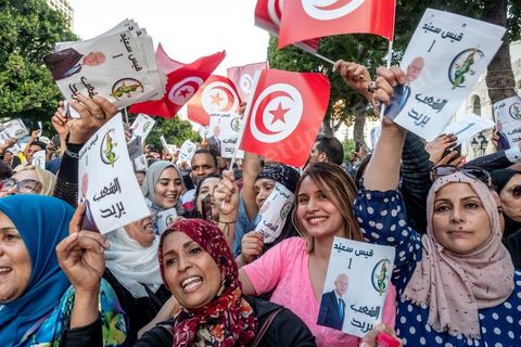 11 octobre 2019 : en ce dernier jour de campagne officielle pour le second tour des éléctions présidentielles, les bénévoles et militants du candidat indépendant et atypique de Kais Saied se sont réunis par milliers sur l'avenue Habib Bourguiba. Chants et discours pour soutenir leur candidat qui n'a pas fait de sortie cette semaine et a laissé ses partisans faire campagne pour lui. Kais Saied a fini premier au 1er tour des élections et profite du soutien des principaux partis qui ont appelés à voter pour lui comme Ennahdha, Al Karama, ou encore Attayr, il est donc favori pour le second tour au vu des reports de voix. 