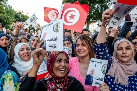 11 octobre 2019 : en ce dernier jour de campagne officielle pour le second tour des éléctions présidentielles, les bénévoles et militants du candidat indépendant et atypique de Kais Saied se sont réunis par milliers sur l'avenue Habib Bourguiba. Chants et discours pour soutenir leur candidat qui n'a pas fait de sortie cette semaine et a laissé ses partisans faire campagne pour lui. Kais Saied a fini premier au 1er tour des élections et profite du soutien des principaux partis qui ont appelés à voter pour lui comme Ennahdha, Al Karama, ou encore Attayr, il est donc favori pour le second tour au vu des reports de voix. 