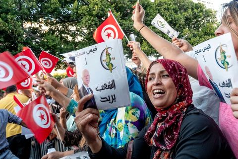 11 octobre 2019 : en ce dernier jour de campagne officielle pour le second tour des éléctions présidentielles, les bénévoles et militants du candidat indépendant et atypique de Kais Saied se sont réunis par milliers sur l'avenue Habib Bourguiba. Chants et discours pour soutenir leur candidat qui n'a pas fait de sortie cette semaine et a laissé ses partisans faire campagne pour lui. Kais Saied a fini premier au 1er tour des élections et profite du soutien des principaux partis qui ont appelés à voter pour lui comme Ennahdha, Al Karama, ou encore Attayr, il est donc favori pour le second tour au vu des reports de voix. 