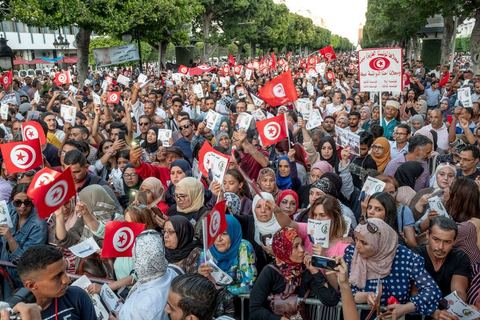 11 octobre 2019 : en ce dernier jour de campagne officielle pour le second tour des éléctions présidentielles, les bénévoles et militants du candidat indépendant et atypique de Kais Saied se sont réunis par milliers sur l'avenue Habib Bourguiba. Chants et discours pour soutenir leur candidat qui n'a pas fait de sortie cette semaine et a laissé ses partisans faire campagne pour lui. Kais Saied a fini premier au 1er tour des élections et profite du soutien des principaux partis qui ont appelés à voter pour lui comme Ennahdha, Al Karama, ou encore Attayr, il est donc favori pour le second tour au vu des reports de voix. 