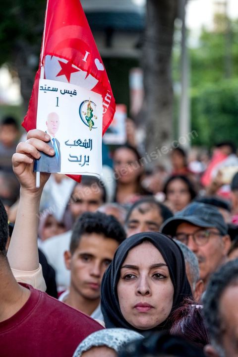 11 octobre 2019 : en ce dernier jour de campagne officielle pour le second tour des éléctions présidentielles, les bénévoles et militants du candidat indépendant et atypique de Kais Saied se sont réunis par milliers sur l'avenue Habib Bourguiba. Chants et discours pour soutenir leur candidat qui n'a pas fait de sortie cette semaine et a laissé ses partisans faire campagne pour lui. Kais Saied a fini premier au 1er tour des élections et profite du soutien des principaux partis qui ont appelés à voter pour lui comme Ennahdha, Al Karama, ou encore Attayr, il est donc favori pour le second tour au vu des reports de voix. 