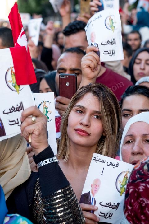 11 octobre 2019 : en ce dernier jour de campagne officielle pour le second tour des éléctions présidentielles, les bénévoles et militants du candidat indépendant et atypique de Kais Saied se sont réunis par milliers sur l'avenue Habib Bourguiba. Chants et discours pour soutenir leur candidat qui n'a pas fait de sortie cette semaine et a laissé ses partisans faire campagne pour lui. Kais Saied a fini premier au 1er tour des élections et profite du soutien des principaux partis qui ont appelés à voter pour lui comme Ennahdha, Al Karama, ou encore Attayr, il est donc favori pour le second tour au vu des reports de voix. 