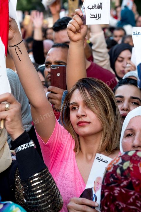 11 octobre 2019 : en ce dernier jour de campagne officielle pour le second tour des éléctions présidentielles, les bénévoles et militants du candidat indépendant et atypique de Kais Saied se sont réunis par milliers sur l'avenue Habib Bourguiba. Chants et discours pour soutenir leur candidat qui n'a pas fait de sortie cette semaine et a laissé ses partisans faire campagne pour lui. Kais Saied a fini premier au 1er tour des élections et profite du soutien des principaux partis qui ont appelés à voter pour lui comme Ennahdha, Al Karama, ou encore Attayr, il est donc favori pour le second tour au vu des reports de voix. 