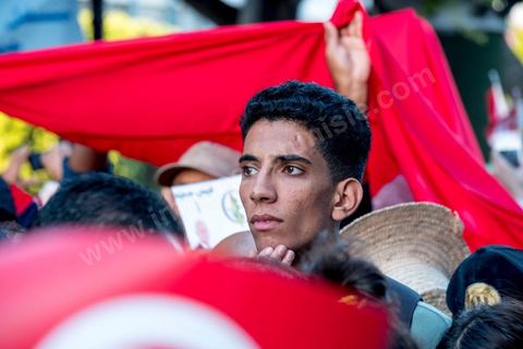 11 octobre 2019 : en ce dernier jour de campagne officielle pour le second tour des éléctions présidentielles, les bénévoles et militants du candidat indépendant et atypique de Kais Saied se sont réunis par milliers sur l'avenue Habib Bourguiba. Chants et discours pour soutenir leur candidat qui n'a pas fait de sortie cette semaine et a laissé ses partisans faire campagne pour lui. Kais Saied a fini premier au 1er tour des élections et profite du soutien des principaux partis qui ont appelés à voter pour lui comme Ennahdha, Al Karama, ou encore Attayr, il est donc favori pour le second tour au vu des reports de voix. 