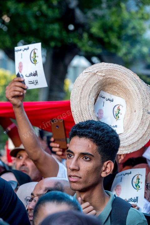 11 octobre 2019 : en ce dernier jour de campagne officielle pour le second tour des éléctions présidentielles, les bénévoles et militants du candidat indépendant et atypique de Kais Saied se sont réunis par milliers sur l'avenue Habib Bourguiba. Chants et discours pour soutenir leur candidat qui n'a pas fait de sortie cette semaine et a laissé ses partisans faire campagne pour lui. Kais Saied a fini premier au 1er tour des élections et profite du soutien des principaux partis qui ont appelés à voter pour lui comme Ennahdha, Al Karama, ou encore Attayr, il est donc favori pour le second tour au vu des reports de voix. 