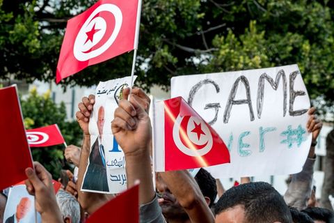 11 octobre 2019 : en ce dernier jour de campagne officielle pour le second tour des éléctions présidentielles, les bénévoles et militants du candidat indépendant et atypique de Kais Saied se sont réunis par milliers sur l'avenue Habib Bourguiba. Chants et discours pour soutenir leur candidat qui n'a pas fait de sortie cette semaine et a laissé ses partisans faire campagne pour lui. Kais Saied a fini premier au 1er tour des élections et profite du soutien des principaux partis qui ont appelés à voter pour lui comme Ennahdha, Al Karama, ou encore Attayr, il est donc favori pour le second tour au vu des reports de voix. 