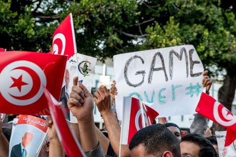 11 octobre 2019 : en ce dernier jour de campagne officielle pour le second tour des éléctions présidentielles, les bénévoles et militants du candidat indépendant et atypique de Kais Saied se sont réunis par milliers sur l'avenue Habib Bourguiba. Chants et discours pour soutenir leur candidat qui n'a pas fait de sortie cette semaine et a laissé ses partisans faire campagne pour lui. Kais Saied a fini premier au 1er tour des élections et profite du soutien des principaux partis qui ont appelés à voter pour lui comme Ennahdha, Al Karama, ou encore Attayr, il est donc favori pour le second tour au vu des reports de voix. 