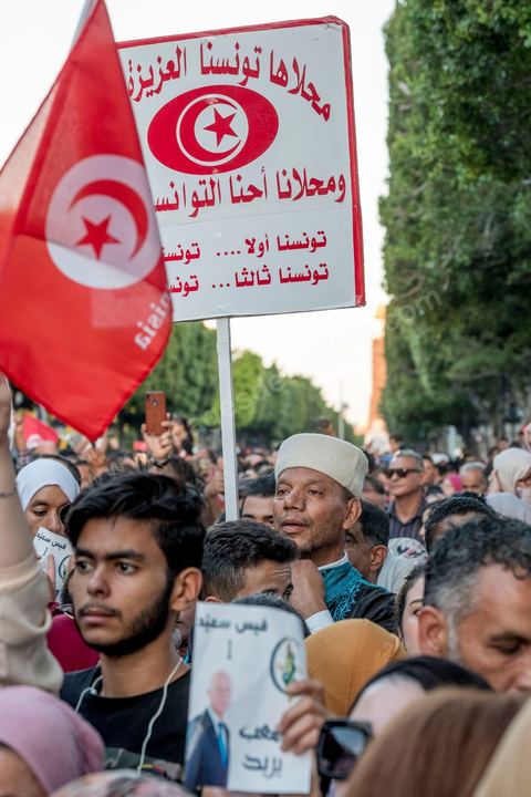 11 octobre 2019 : en ce dernier jour de campagne officielle pour le second tour des éléctions présidentielles, les bénévoles et militants du candidat indépendant et atypique de Kais Saied se sont réunis par milliers sur l'avenue Habib Bourguiba. Chants et discours pour soutenir leur candidat qui n'a pas fait de sortie cette semaine et a laissé ses partisans faire campagne pour lui. Kais Saied a fini premier au 1er tour des élections et profite du soutien des principaux partis qui ont appelés à voter pour lui comme Ennahdha, Al Karama, ou encore Attayr, il est donc favori pour le second tour au vu des reports de voix. 