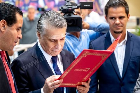11 octobre 2019 : Arrivée du candidat Nabil Karoui à la télévision nationale. En ce dernier jour de campagne officielle les candidats au second tour de la présidentielle, Kaïs Saïed et Nabil Karoui, se sont affrontés lors d’un débat télévisé. Un exercice nouveau pour la démocratie tunisienne. Les indécis sont encore nombreux en Tunisie. Ce débat, le cinquième institué ces dernières semaines à l’initiative de l’organisation Munathara, sur la chaîne nationale Wataniya (après ceux du premier tour et celui des législatives), risque d’être déterminant pour le scrutin présidentiel de ce dimanche 13 octobre. Des échanges entre candidatsFait notable, celui-ci a été organisé in extremis, deux jours seulement après la libération de Nabil Karoui. Sous la supervision de deux journalistes, les grandes thématiques ont été abordées : de leur conception de la sécurité, aux affaires publiques en passant par la diplomatie et les prérogatives présidentielles. Ils n’ont eu que quelques minutes pour développer leur vision et son application, avec plus ou moins de concret. Fait nouveau : l’introduction d’espaces de débat entre les deux concurrents.