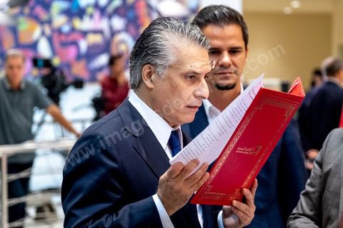 11 octobre 2019 : Arrivée du candidat Nabil Karoui à la télévision nationale. En ce dernier jour de campagne officielle les candidats au second tour de la présidentielle, Kaïs Saïed et Nabil Karoui, se sont affrontés lors d’un débat télévisé. Un exercice nouveau pour la démocratie tunisienne. Les indécis sont encore nombreux en Tunisie. Ce débat, le cinquième institué ces dernières semaines à l’initiative de l’organisation Munathara, sur la chaîne nationale Wataniya (après ceux du premier tour et celui des législatives), risque d’être déterminant pour le scrutin présidentiel de ce dimanche 13 octobre. Des échanges entre candidatsFait notable, celui-ci a été organisé in extremis, deux jours seulement après la libération de Nabil Karoui. Sous la supervision de deux journalistes, les grandes thématiques ont été abordées : de leur conception de la sécurité, aux affaires publiques en passant par la diplomatie et les prérogatives présidentielles. Ils n’ont eu que quelques minutes pour développer leur vision et son application, avec plus ou moins de concret. Fait nouveau : l’introduction d’espaces de débat entre les deux concurrents.