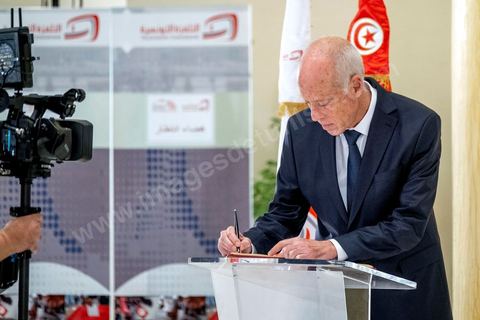 11 octobre 2019 : Arrivée du candidat Kais Saied à la télévision nationale. En ce dernier jour de campagne officielle les candidats au second tour de la présidentielle, Kaïs Saïed et Nabil Karoui, se sont affrontés lors d’un débat télévisé. Un exercice nouveau pour la démocratie tunisienne. Les indécis sont encore nombreux en Tunisie. Ce débat, le cinquième institué ces dernières semaines à l’initiative de l’organisation Munathara, sur la chaîne nationale Wataniya (après ceux du premier tour et celui des législatives), risque d’être déterminant pour le scrutin présidentiel de ce dimanche 13 octobre. Des échanges entre candidatsFait notable, celui-ci a été organisé in extremis, deux jours seulement après la libération de Nabil Karoui. Sous la supervision de deux journalistes, les grandes thématiques ont été abordées : de leur conception de la sécurité, aux affaires publiques en passant par la diplomatie et les prérogatives présidentielles. Ils n’ont eu que quelques minutes pour développer leur vision et son application, avec plus ou moins de concret. Fait nouveau : l’introduction d’espaces de débat entre les deux concurrents.