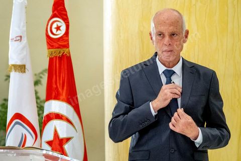11 octobre 2019 : Arrivée du candidat Kais Saied à la télévision nationale. En ce dernier jour de campagne officielle les candidats au second tour de la présidentielle, Kaïs Saïed et Nabil Karoui, se sont affrontés lors d’un débat télévisé. Un exercice nouveau pour la démocratie tunisienne. Les indécis sont encore nombreux en Tunisie. Ce débat, le cinquième institué ces dernières semaines à l’initiative de l’organisation Munathara, sur la chaîne nationale Wataniya (après ceux du premier tour et celui des législatives), risque d’être déterminant pour le scrutin présidentiel de ce dimanche 13 octobre. Des échanges entre candidatsFait notable, celui-ci a été organisé in extremis, deux jours seulement après la libération de Nabil Karoui. Sous la supervision de deux journalistes, les grandes thématiques ont été abordées : de leur conception de la sécurité, aux affaires publiques en passant par la diplomatie et les prérogatives présidentielles. Ils n’ont eu que quelques minutes pour développer leur vision et son application, avec plus ou moins de concret. Fait nouveau : l’introduction d’espaces de débat entre les deux concurrents.