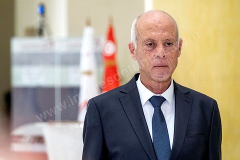 11 octobre 2019 : Arrivée du candidat Kais Saied à la télévision nationale. En ce dernier jour de campagne officielle les candidats au second tour de la présidentielle, Kaïs Saïed et Nabil Karoui, se sont affrontés lors d’un débat télévisé. Un exercice nouveau pour la démocratie tunisienne. Les indécis sont encore nombreux en Tunisie. Ce débat, le cinquième institué ces dernières semaines à l’initiative de l’organisation Munathara, sur la chaîne nationale Wataniya (après ceux du premier tour et celui des législatives), risque d’être déterminant pour le scrutin présidentiel de ce dimanche 13 octobre. Des échanges entre candidatsFait notable, celui-ci a été organisé in extremis, deux jours seulement après la libération de Nabil Karoui. Sous la supervision de deux journalistes, les grandes thématiques ont été abordées : de leur conception de la sécurité, aux affaires publiques en passant par la diplomatie et les prérogatives présidentielles. Ils n’ont eu que quelques minutes pour développer leur vision et son application, avec plus ou moins de concret. Fait nouveau : l’introduction d’espaces de débat entre les deux concurrents.