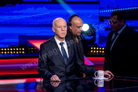 11 octobre 2019 : en ce dernier jour de campagne officielle les candidats au second tour de la présidentielle, Kaïs Saïed et Nabil Karoui, se sont affrontés lors d’un débat télévisé. Un exercice nouveau pour la démocratie tunisienne. Les indécis sont encore nombreux en Tunisie. Ce débat, le cinquième institué ces dernières semaines à l’initiative de l’organisation Munathara, sur la chaîne nationale Wataniya (après ceux du premier tour et celui des législatives), risque d’être déterminant pour le scrutin présidentiel de ce dimanche 13 octobre. Des échanges entre candidatsFait notable, celui-ci a été organisé in extremis, deux jours seulement après la libération de Nabil Karoui. Sous la supervision de deux journalistes, les grandes thématiques ont été abordées : de leur conception de la sécurité, aux affaires publiques en passant par la diplomatie et les prérogatives présidentielles. Ils n’ont eu que quelques minutes pour développer leur vision et son application, avec plus ou moins de concret. Fait nouveau : l’introduction d’espaces de débat entre les deux concurrents.