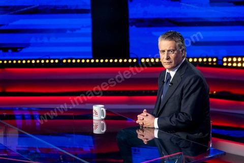 11 octobre 2019 : en ce dernier jour de campagne officielle les candidats au second tour de la présidentielle, Kaïs Saïed et Nabil Karoui, se sont affrontés lors d’un débat télévisé. Un exercice nouveau pour la démocratie tunisienne. Les indécis sont encore nombreux en Tunisie. Ce débat, le cinquième institué ces dernières semaines à l’initiative de l’organisation Munathara, sur la chaîne nationale Wataniya (après ceux du premier tour et celui des législatives), risque d’être déterminant pour le scrutin présidentiel de ce dimanche 13 octobre. Des échanges entre candidatsFait notable, celui-ci a été organisé in extremis, deux jours seulement après la libération de Nabil Karoui. Sous la supervision de deux journalistes, les grandes thématiques ont été abordées : de leur conception de la sécurité, aux affaires publiques en passant par la diplomatie et les prérogatives présidentielles. Ils n’ont eu que quelques minutes pour développer leur vision et son application, avec plus ou moins de concret. Fait nouveau : l’introduction d’espaces de débat entre les deux concurrents.